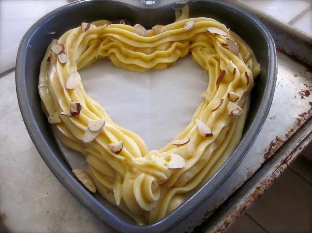 I used the heart pan pattern to more easily pipe the Pâte à Choux into a shape.  