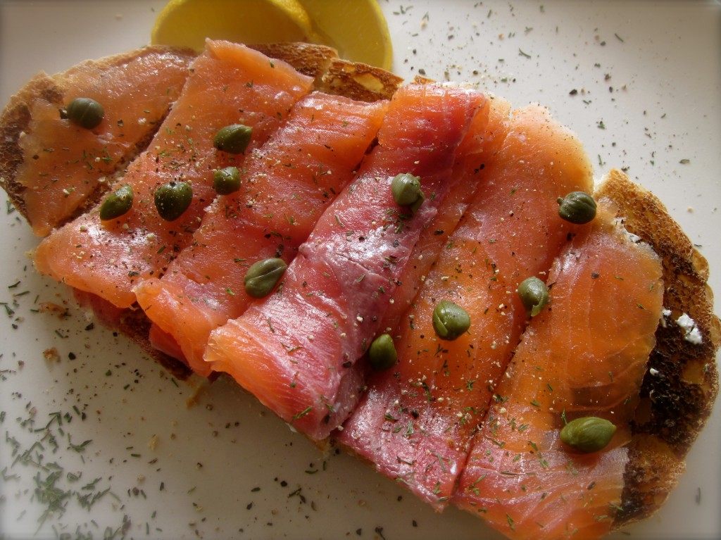 While I'm not ready to put aside my lox and bagel with creme cheese, this Tartine Novegiénne is tasty.