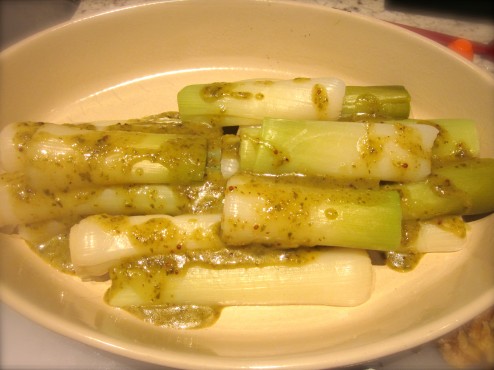 I just have to made a bed of walnuts and the leeks dish is ready for the table.