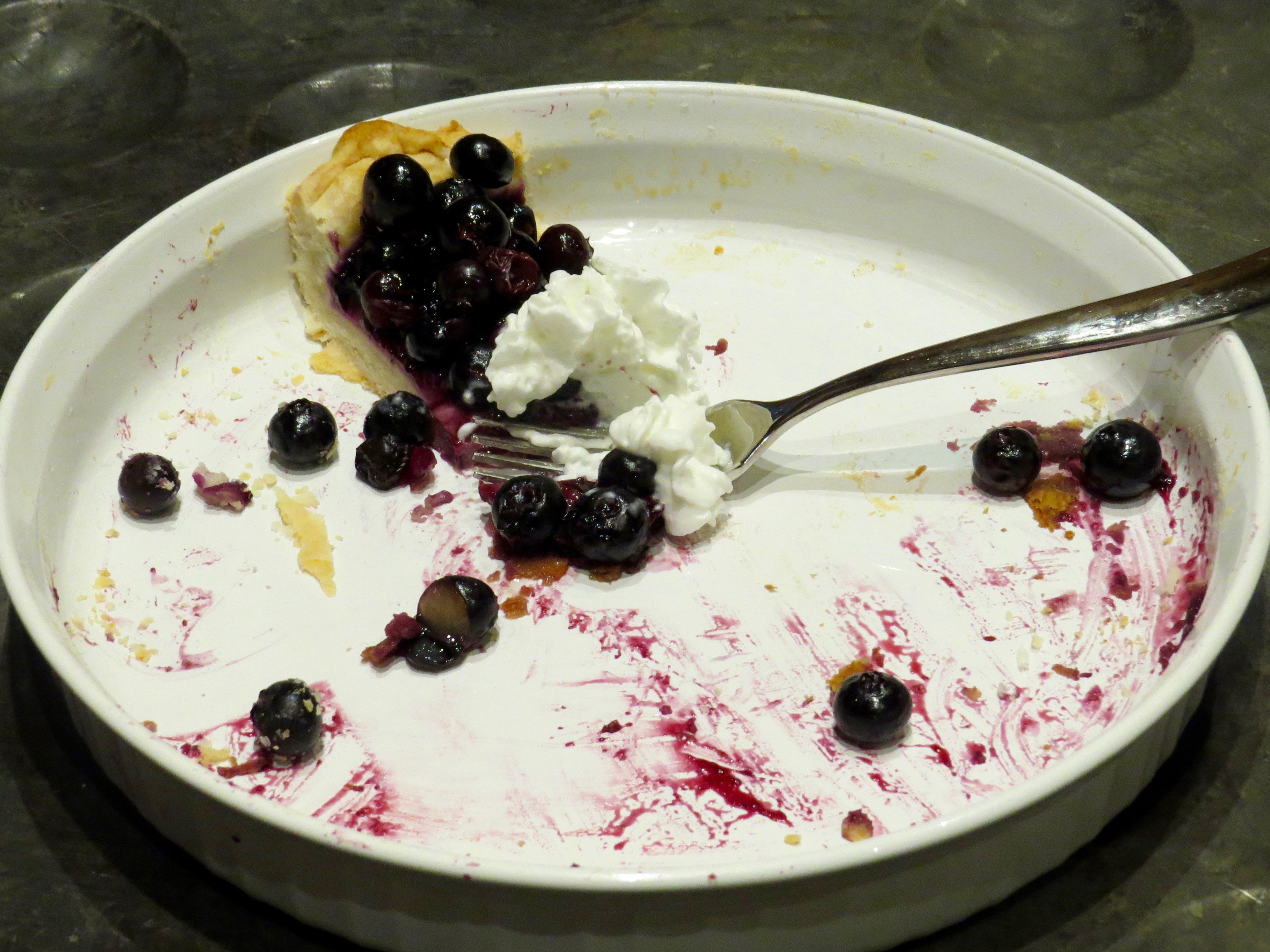 THE MORNING AFTER, FOR BREAKFAST  I ADDED SOME LEFTOVER WHIPPED CREAM AND FINISHED THE PIE. HERE'S PROOF THAT THE JUICE REMAINED IN THE BERRIES AND DIDN'T SEEP OUT ONTO THE TART DISH. 